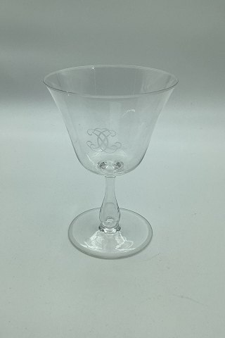 Wine glass with monogram on bell-shaped basin and hollow stem