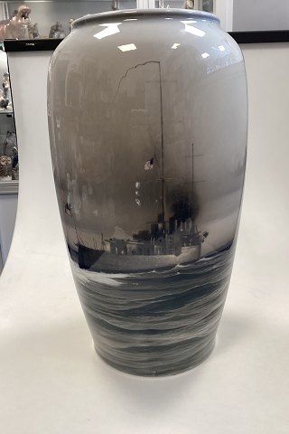 Bing og Grøndahl Harry Kluge Unika Vase with motif of US Battleship Memphis