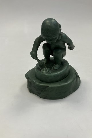 P. Ipsens Enke Ceramic Figurine in Green Glaze of Little Girl with Shovel No. 
889