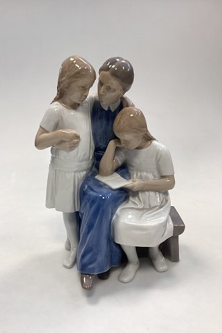 Bing and Grøndahl Figurine - Mother with her Girls No. 1910